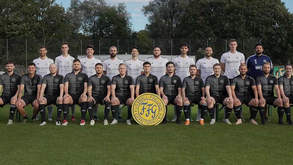 Die Fußball-Freunde Geretsried vor der Saison 2025/26: (hi., v.li.) Marcel Ludsteck, Xaver Osmanczyk, Manuel Weilguni, Vladan Vujicic, Fabian Radosevic, Antonio Andrijevic, Georgios Stogiannidis, Midhat Selimovic, Niklas Keilwerth und Trainer Johann Latanskij, (vo., v.li.) Daniel Rudi, Timo Flörcke, Martin Cichy, Dimitrios Stogiannidis, Vladislav Gerdt, Lukas Stefani, Leon Baak, Salvatore Di Bono, Christoph Schuller, Stefan Gerdt, Stefan Fuchs, Dominik Bamann und Thomas Diener.