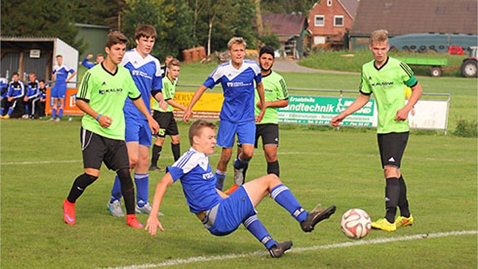 Die Aufsteiger der JSG Himmelpforten/Hammah (blaue Trikots) debütierten mit einem 4:4 gegen den Favoriten Allertal stark in der U 17-Landesliga. Hier verfehlt Steffen Dubbels knapp den Ball, Jonas Fuchs (links) und Marc Duwe (Neuzugang vom JFV Stade) verfolgen gebannt die Torraumszene.  Foto Lütje