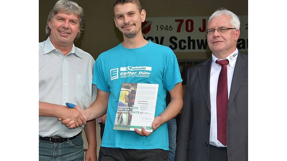 bfv-Präsident Ronny Zimmermann und Georg Alter (Kreisvorsitzender Tauberbischofsheim) ehrten Alexej Ginter im Rahmen des Kreistages am 10. Juni für sein faires Verhalten. F: bfv