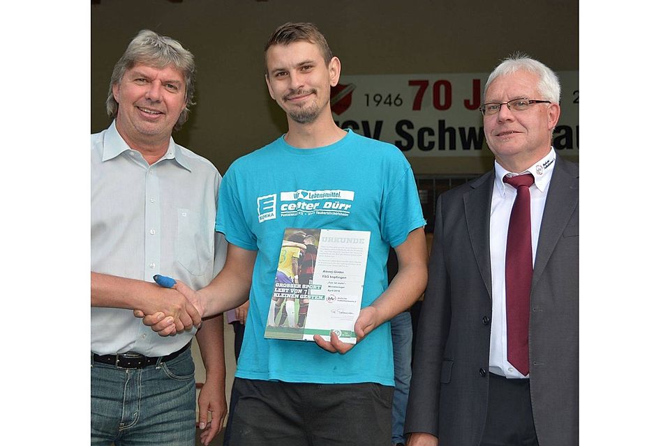 bfv-Präsident Ronny Zimmermann und Georg Alter (Kreisvorsitzender Tauberbischofsheim) ehrten Alexej Ginter im Rahmen des Kreistages am 10. Juni für sein faires Verhalten. F: bfv