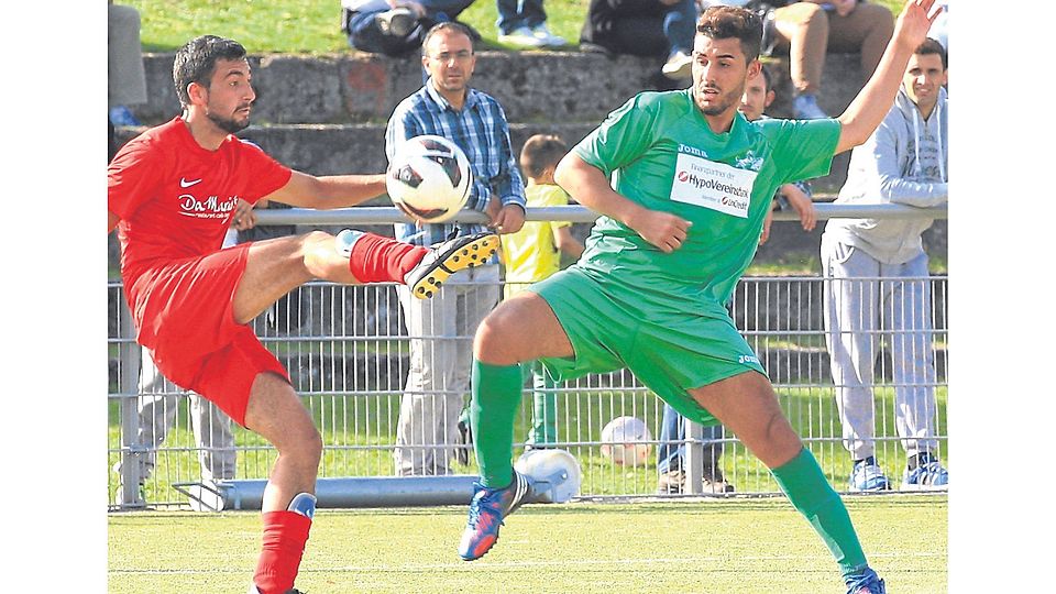 Wer zu spät kommt: Der SV Dersim um Abdelhafid Darrah (rechts) hat zu Hause 1:4 gegen Seeheim-Jugenheim das Nachsehen. Foto: Andre Dziemballa