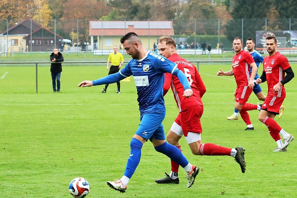 SVP-Stürmer Valentino Gavric (l.) am Sonntag im Heimspiel gegen Peiting