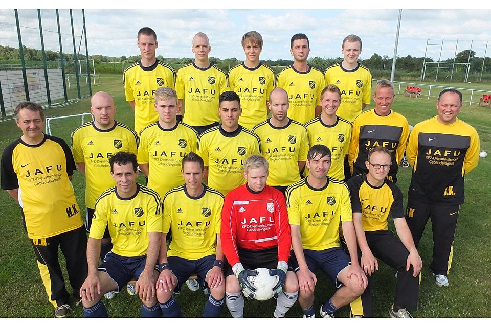 &quot;Ente&quot; Kuthning, ganz rechts, hat viele Mannschaften trainiert. Wie hier das Team aus der Saison 2013/2014. Foto: Volker Schmidt