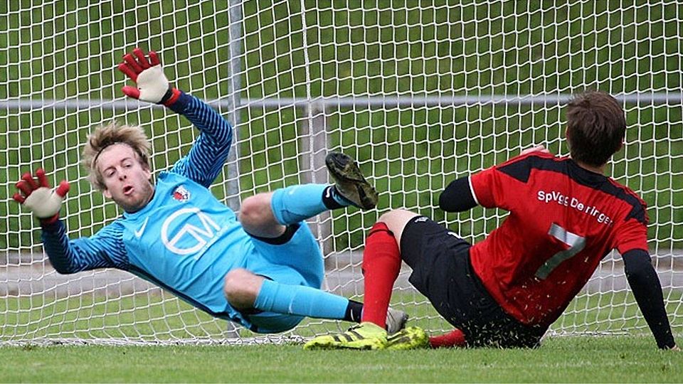 Mit allem was er hat, bäumte sich Wertingens Torwart Andreas Dirr gegen Deiningens Kapitän Michael Jais auf und verhinderte somit einen weiteren Gegentreffer.	   F.: Georg Fischer