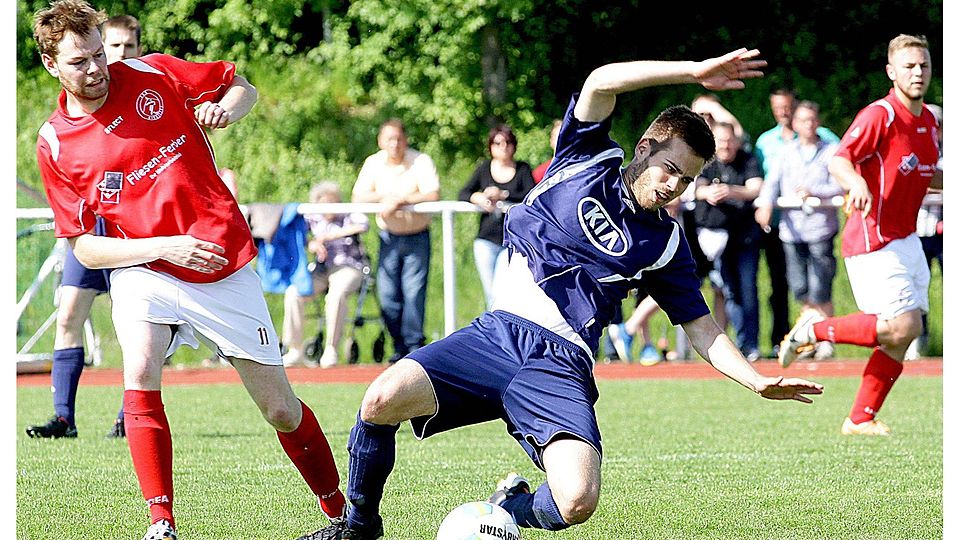 Remis: Christopher Schmitt (links), hier gegen Florian Repp, und die FSG Biebertal holen zu Hause einen Punkt.	Foto: Heli