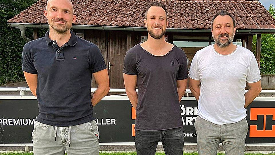 Sportlicher Leiter Tarik Sarisakal (rechts) und das neue Trainerduo beim Bayernliga-Tabellenführer FC Pipinsried: Andreas Thomas (links) und Stephan Thee.
