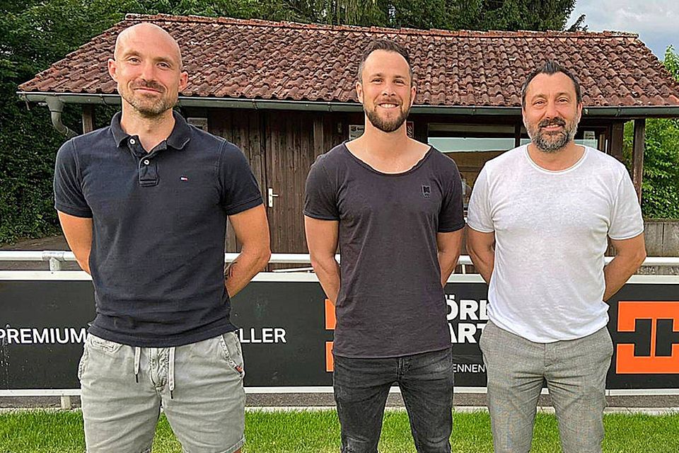 Sportlicher Leiter Tarik Sarisakal (rechts) und das neue Trainerduo beim Bayernliga-Tabellenführer FC Pipinsried: Andreas Thomas (links) und Stephan Thee.