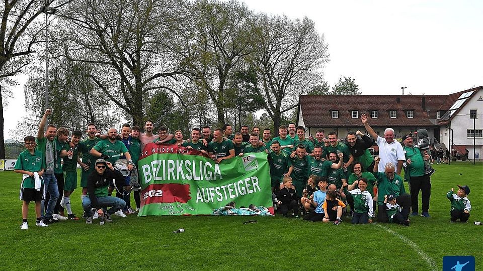 Freude pur herrschte beim FC Weiden-Ost nach dem Abpfiff in Neustadt, wo der neue Meister eine erste Sause noch auf dem Spielfeld abgehen ließ.