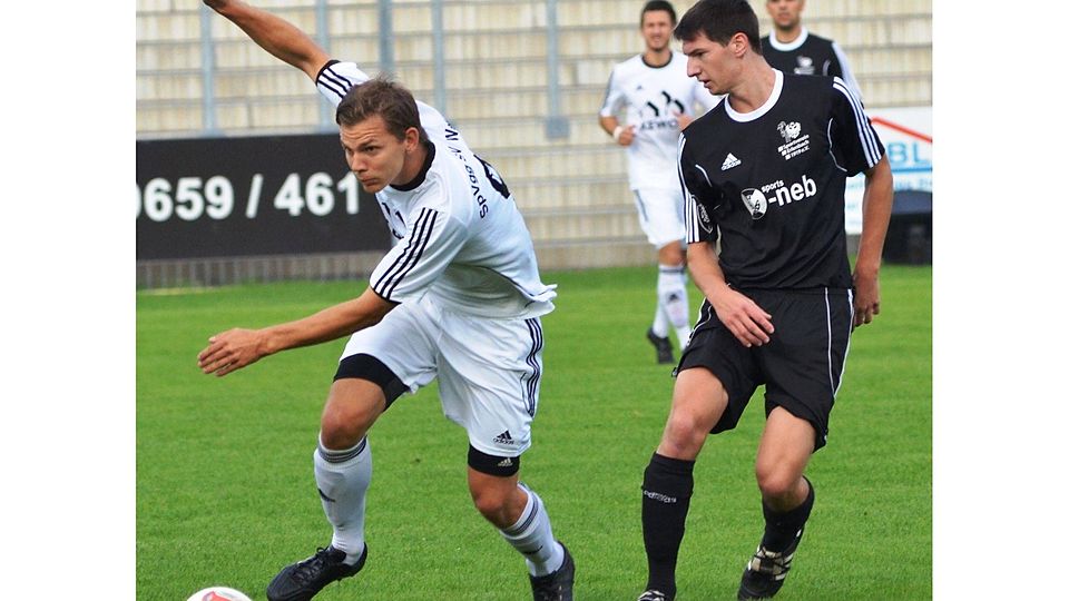 Ralf Egeter (l.) traf zum 1:0-Siegtreffer gegen den SV Erlenbach. F: Dagmar Nachtigall