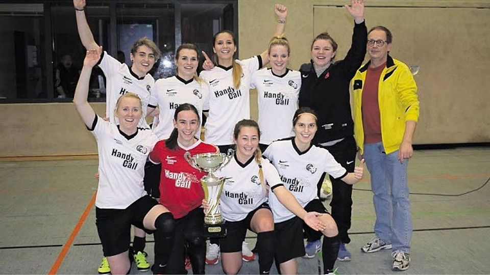 Der 1. FFC  jubelt mit Pokal über die Titelverteidigung