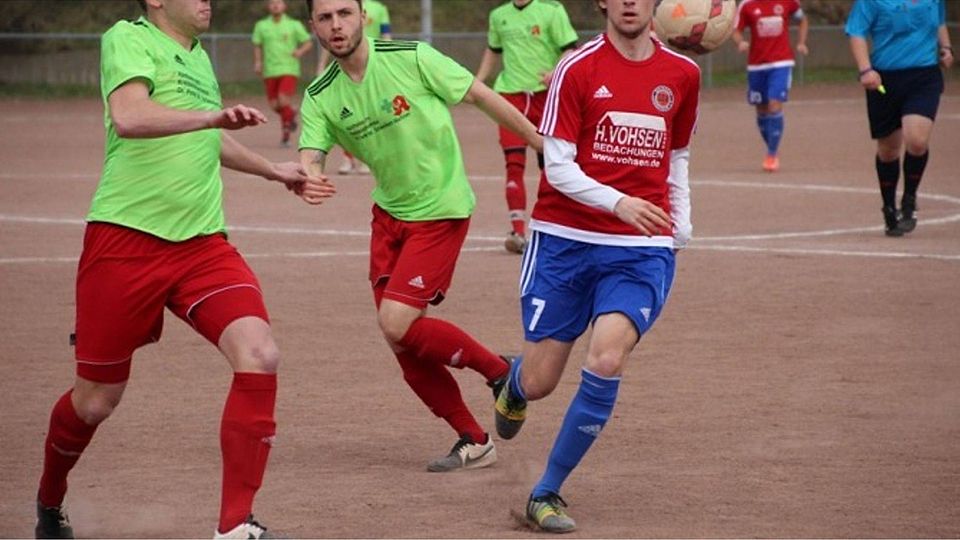 F: Bartsch Treffen wie zuletzt am 10.04.2016 aufeinander - Mechernichs Tobias Groß und Kevin Mießeler sowie Lommersums Simon Bell (v.l.)