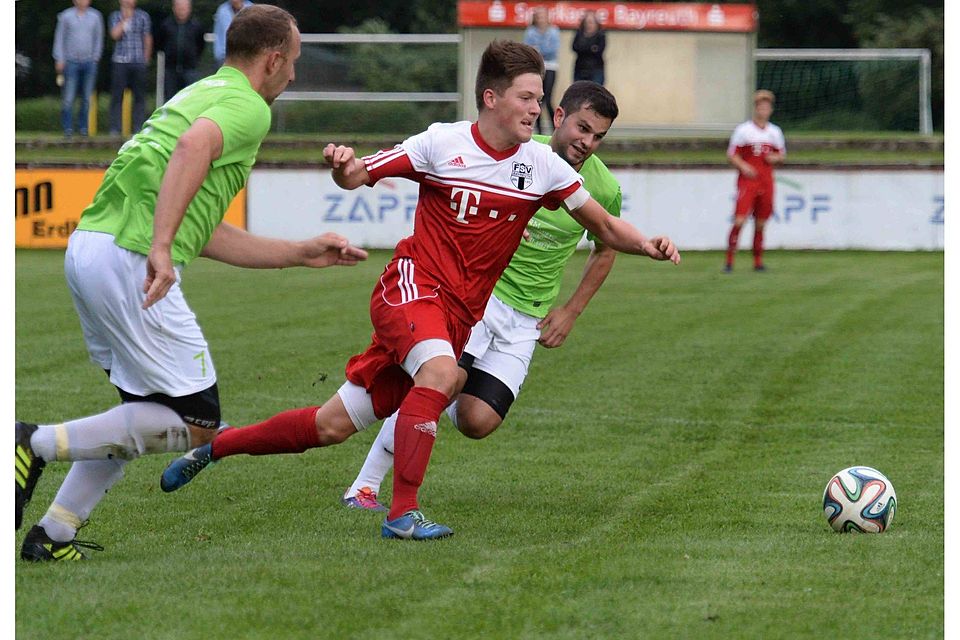 Dreimal ging in den vergangenen zwei Spielzeiten der FSV Bayreuth (rote Trikots) gegen Mistelbach als Sieger vom Platz. So auch im Hinspiel der letzten Saison (Foto). Das letzte Aufeinandertreffen der beiden Teams im März endete unentschieden - 1:1F: Mularczyk