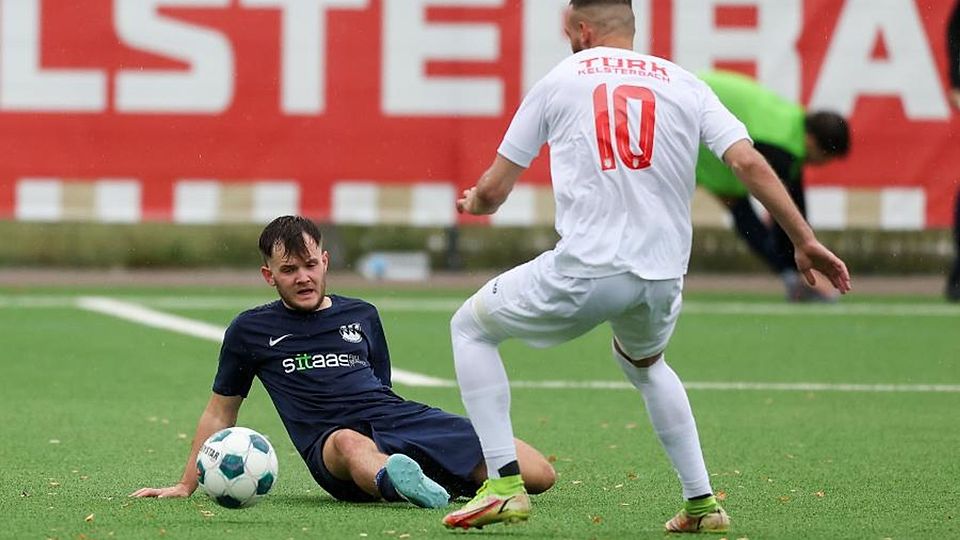 Sinnbildlich. Der Wallrabensteiner Elias Ott liegt am Boden, während Cem Barlik mit Türk Kelsterbach in dem Spiel obenauf ist. Mit der neuerlichen Niederlage bleiben die Wallrabensteiner im Tabellenkeller der Fußball-Gruppenliga.	Foto: Frank Heinen