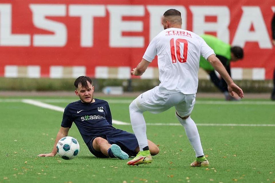 Sinnbildlich. Der Wallrabensteiner Elias Ott liegt am Boden, während Cem Barlik mit Türk Kelsterbach in dem Spiel obenauf ist. Mit der neuerlichen Niederlage bleiben die Wallrabensteiner im Tabellenkeller der Fußball-Gruppenliga.	Foto: Frank Heinen