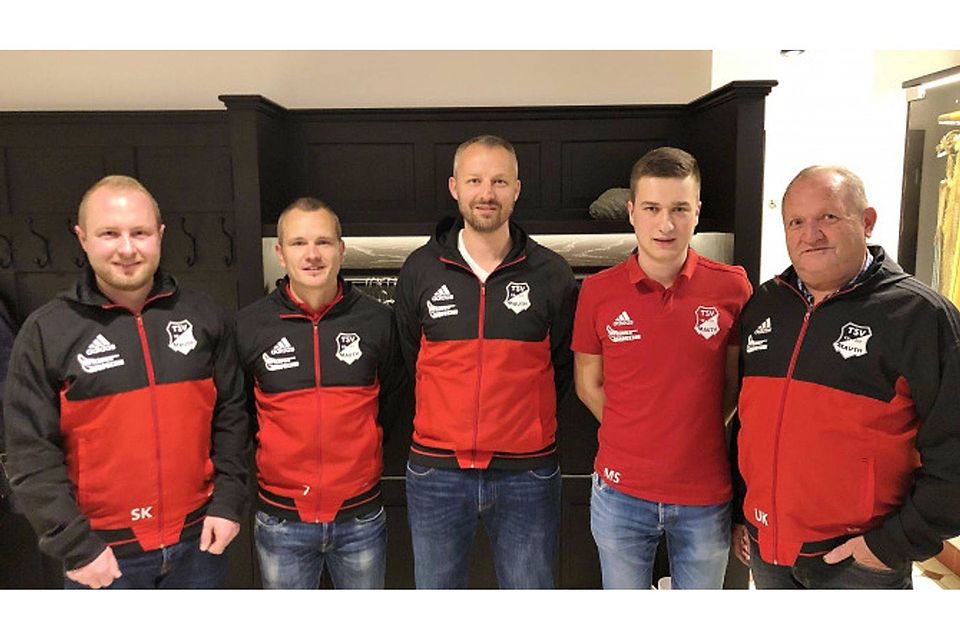 Stefan Gaisbauer (Mitte) wird die Nachfolge von Franz Lenz beim TSV Mauth antreten, assistiert wird er dabei von Urgestein Manuel Sutter (2. von links). Über die Zusage von Gaisbauer und Sutter freuen sich(von links nach rechts): 2.Vorstand Simon Köck. Abteilungsleiter Maximilian Stockinger und 1.Vorstand Arthur Nußhart. Foto: TSV Mauth