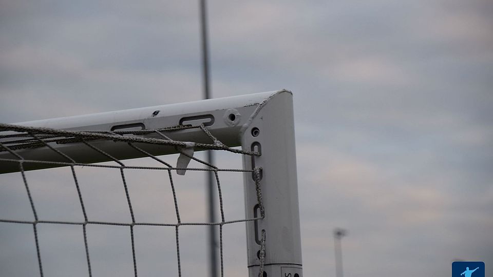 Ein Fußballtor in der Dämmerung.