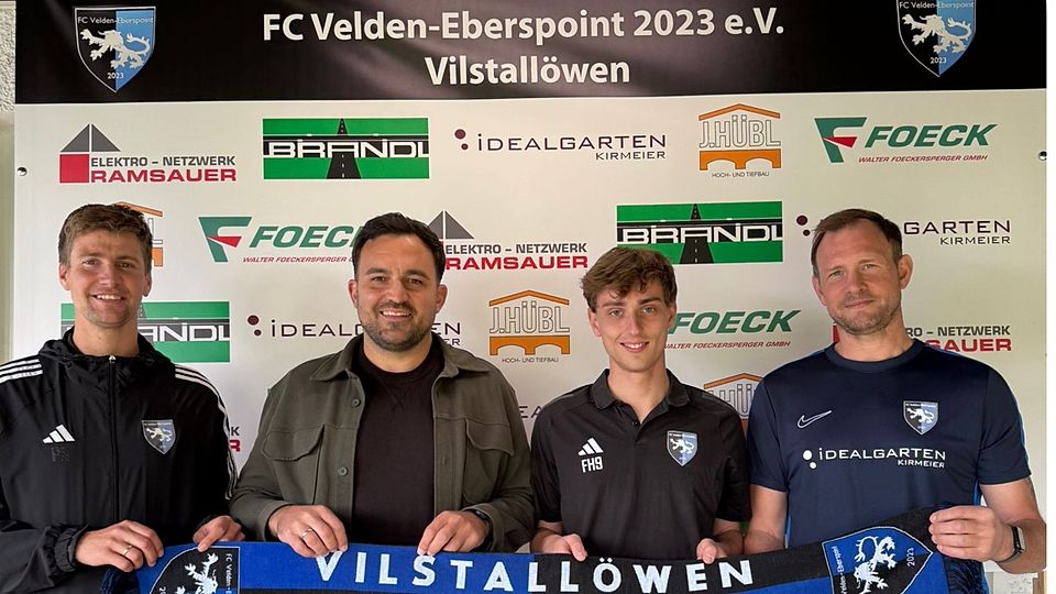 Trainer Andreas Kirschner und Neuzugang Patrick Selmeier eingerahmt von den beiden sportlichen Leitern Peter Sedlmeier (links) und Andreas Lehner (rechts).