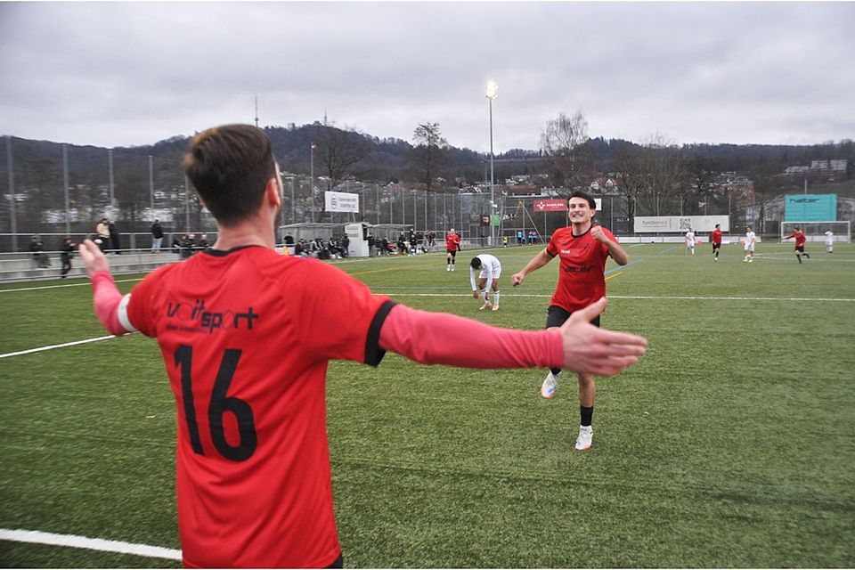 WB-Captain Flavio Peter empfängt nach seinem 3:1 Gratulationen, zuerst von Gabriel Di Battista.