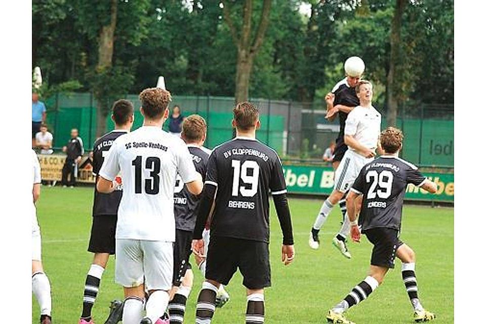 Alarm   vor dem Tor des SC Spelle-Venhaus. Cloppenburgs Lukas Ostermann (hinten) bereitet  in dieser Szene per Kopfball das Tor zum 3:3-Endstand vor. Bodo tarow