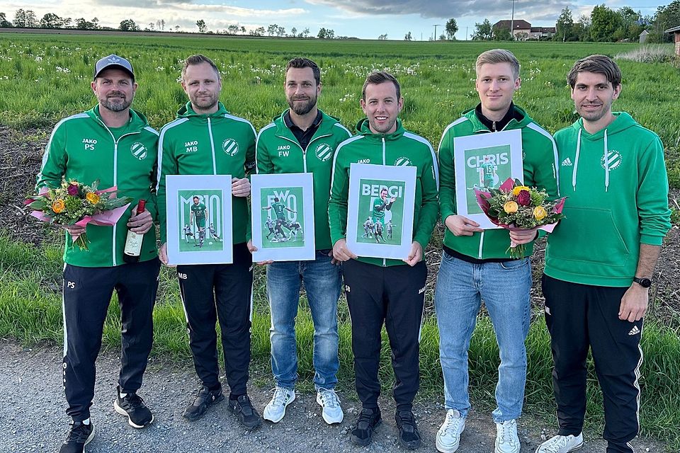 Im Rahmen des letzten Punktspiels verabschiedete Spartenleiter Martin Lehner (rechts) einige Stammkräfte und den Trainer. Von links: Philipp Siegert, Michael Baumann, Fabian Wudy, Sebastian Bergmann und Christopher Jatzwauk.