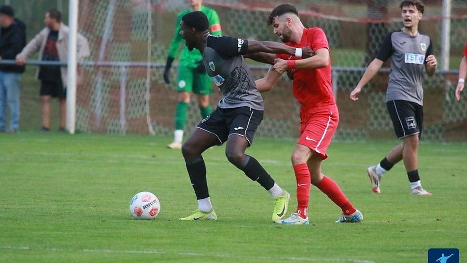 Neuhausen mit Debakel im Rückspiel: In dieser Szene aus dem Hinspiel hält sich Wormatia II-Angreifer David Boateng (am Ball) seinen TuS-Gegenspieler Furkan Altun (rotes Trikot) vom Leib. 