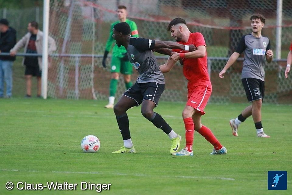 Neuhausen mit Debakel im Rückspiel: In dieser Szene aus dem Hinspiel hält sich Wormatia II-Angreifer David Boateng (am Ball) seinen TuS-Gegenspieler Furkan Altun (rotes Trikot) vom Leib. 
