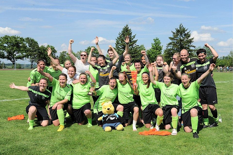Die Damen des TSV Sondelfingen feiern, mit dem Gewinn des Doubles, eine gelungen Saison.