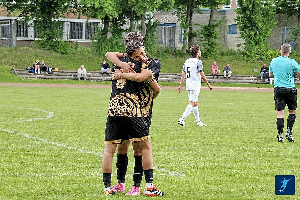 Grund zum Herzen: Dostlukspor ist Meister und Bezirklsiga-Aufsteiger.