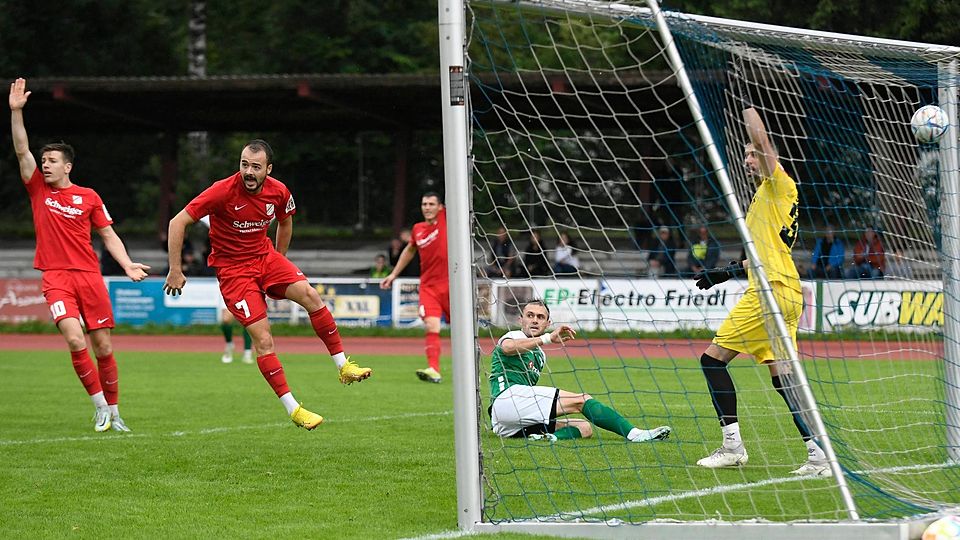 Ball im VfB-Tor, aber nur kurze Aufregung: Denn Geretsrieds Srdan Ivkovic stand im Abseits. Forstinnings Nico Weismor (li.), Dimitar Kirchev (Nr. 7) und Torwart Marko Susac reklamieren zurecht.