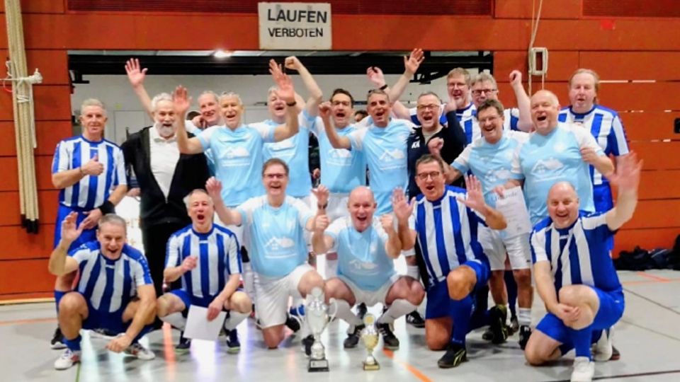 stehend von l.: Rolf Eulitz, 2. Vorsitzender Herr Gisbert Gornelißen (Kreissportbund Viersen e.V., Josef Grotenrath, Rainer Schäfer, Christof Fleuth, Klaus Strahtmann, Dirk Mehler, Klaus Königshausen (stellv. Spf) Ekkehard Mertens, Markus Poschmanns, Michael Pesch, Christian Wohkittel, Reinhold Schwarz. kniend v.l: Michael Reiners, Armin Wildenberg (Spf), Paul Mrochen (TR), Markus Steinhäuser, Uwe Pieper und Frank Krause
