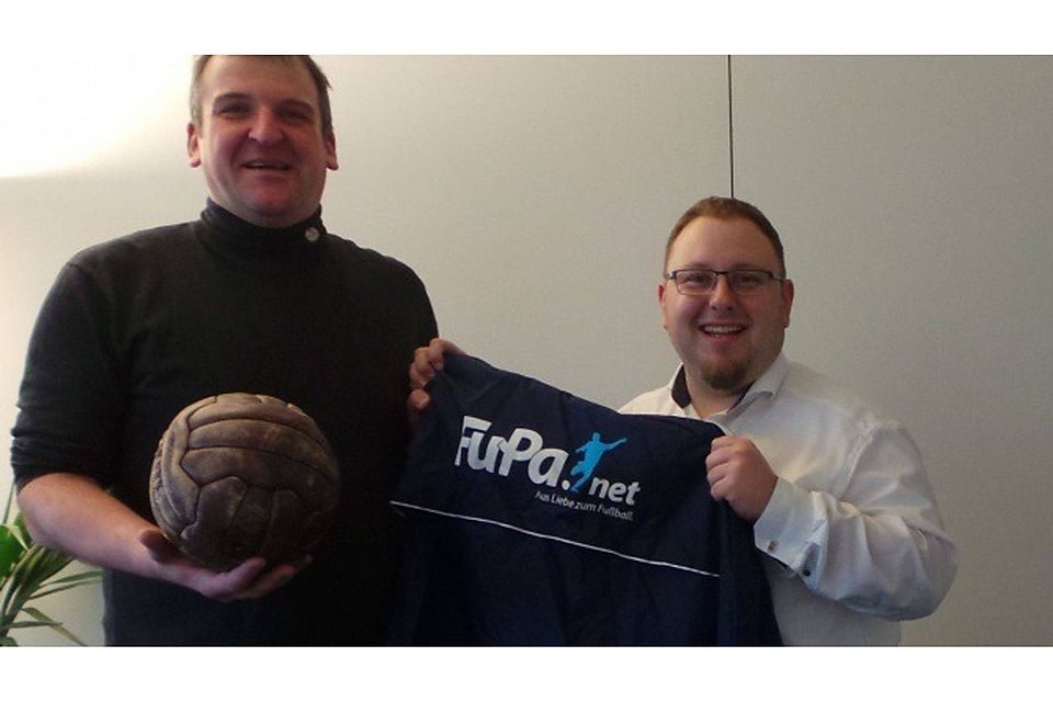 Sven Eisenkrämer (rechts) übergibt die offizielle FuPa-Ausrüstung an seinen Nachfolger Andreas Arens. Foto: Marek Fritzen