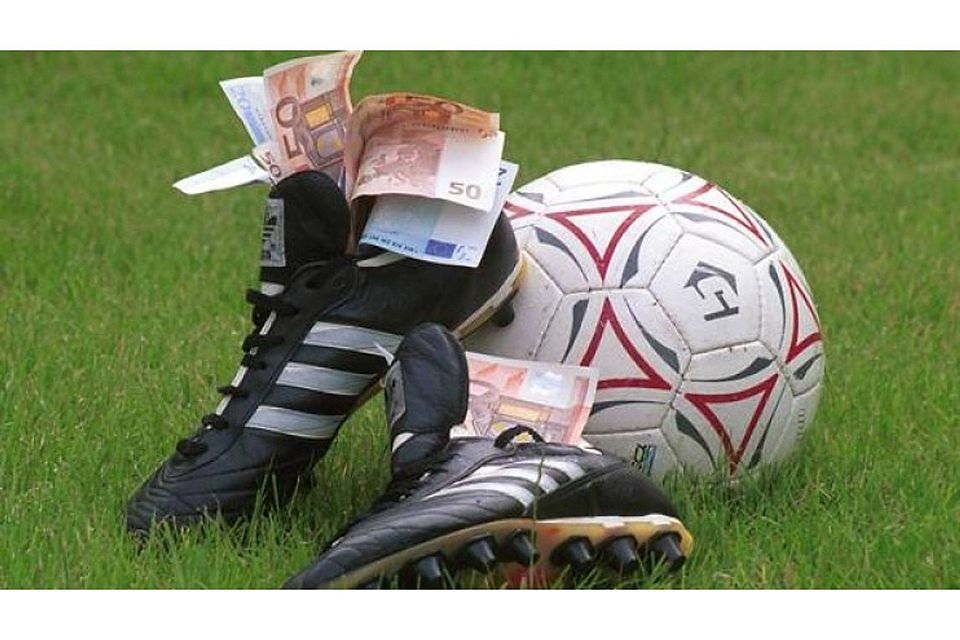 Wie viel Geld steht Sportlern, etwa Fußballern, nach Mindestlohngesetz zu? Ulrich Goetze gab erste Antworten. Fotos: Imago