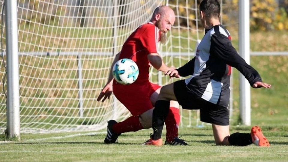 Philipp Zdrenka (links, SG Eschbach/Wernborn) rettet vor dem Oberstedtener Cosmin Maier, der aber später das entscheidende 2:1 für den FCO erzielt.	Foto: Breier
