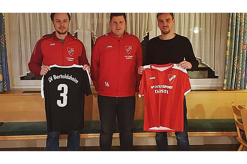 Der SV Bertoldsheim stellt sich neu auf: (Von links) Spielertrainer Markus Schiele, Abteilungsleiter Daniel Schimak und Co-Spielertrainer Bernhard Gebhart.  Foto: SVB