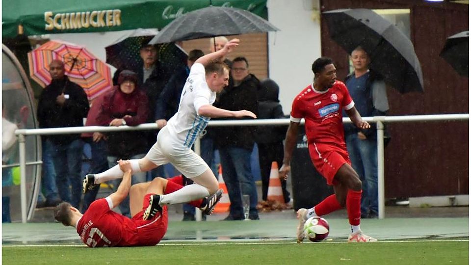Umkämpft war das Spitzenspiel der A-Liga zwischen dem FSV Rimbach (Mitte Jonas Olejniezcak) und dem TSV Aschbach (Nils Helfrich, David Minuth). Es endete 1:1.