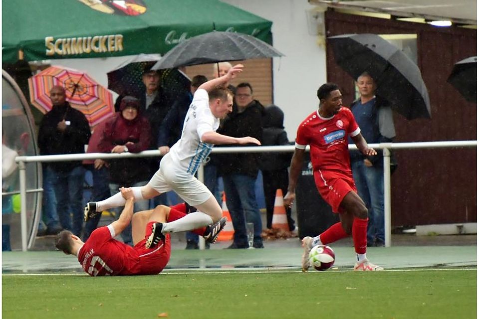 Umkämpft war das Spitzenspiel der A-Liga zwischen dem FSV Rimbach (Mitte Jonas Olejniezcak) und dem TSV Aschbach (Nils Helfrich, David Minuth). Es endete 1:1.