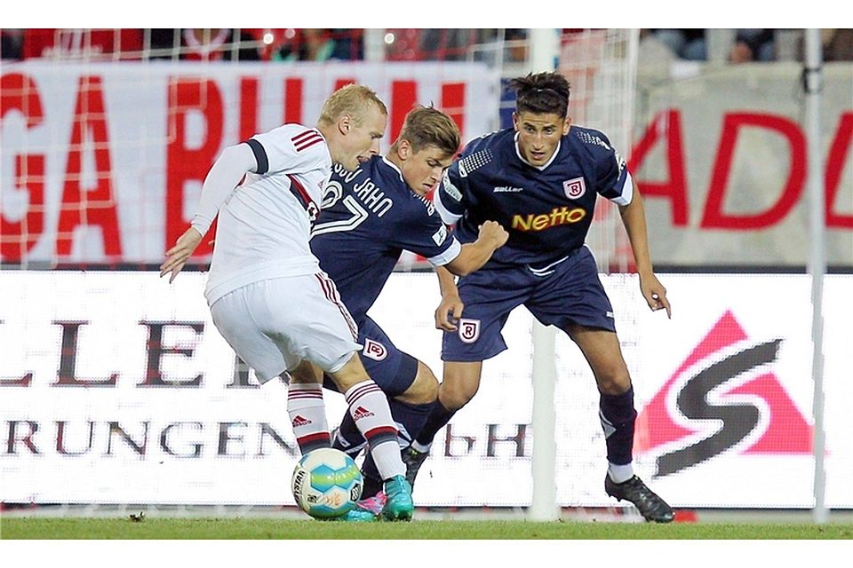 Bayerns Sebastian Rode (in Weiß) kann sich hier nicht gegen Kevin Hoffmann und Ali Odabas durchsetzen. Foto: Eibner