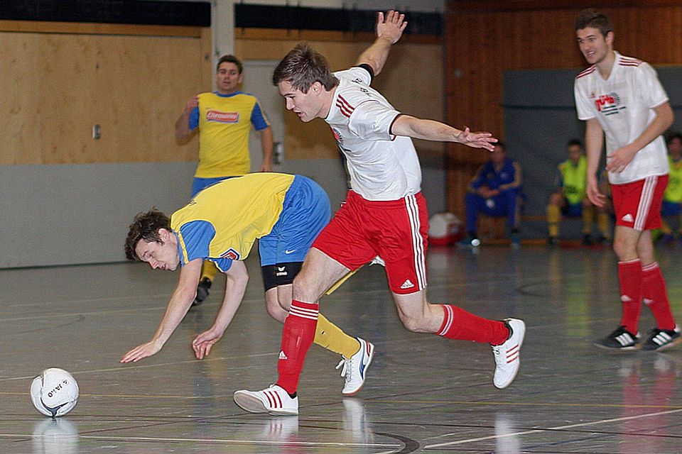 Der TSV Babenhausen (in Gelb-Blau) sorgte in der Vorrunde mit dem Erfolg über Egg für eine Überraschung. Im Halbfinale war für ihn aber Schluss.  Foto: Margit Kühner