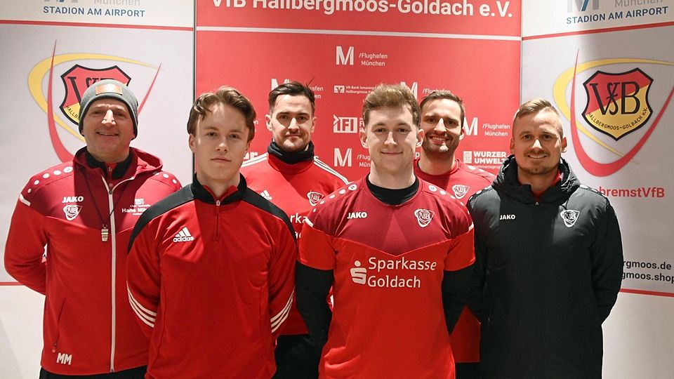 Die Coaches und die beiden Neuzugänge: (v. l.) Co-Trainer Mario Mutzbauer, Luke Nauen, Co-Spielertrainer Andreas Kostorz, Fabian Müske, Torwarttrainer David Hundertmark und Spielertrainer Andreas Giglberger.
