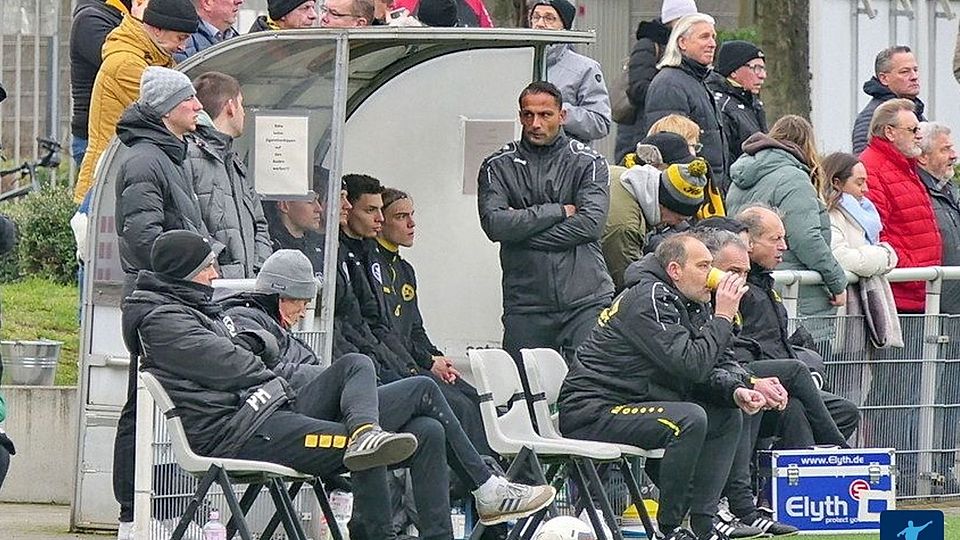 Unschöne Szenen erlebte der VfB Homberg um Trainer Sunay Acar (Mitte) bei Rot Weiss Ahlen. 