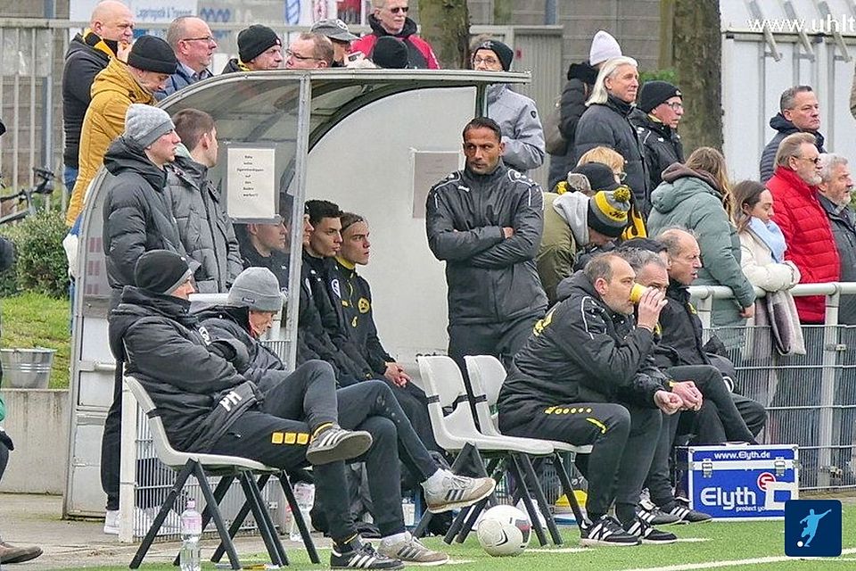 Unschöne Szenen erlebte der VfB Homberg um Trainer Sunay Acar (Mitte) bei Rot Weiss Ahlen. 