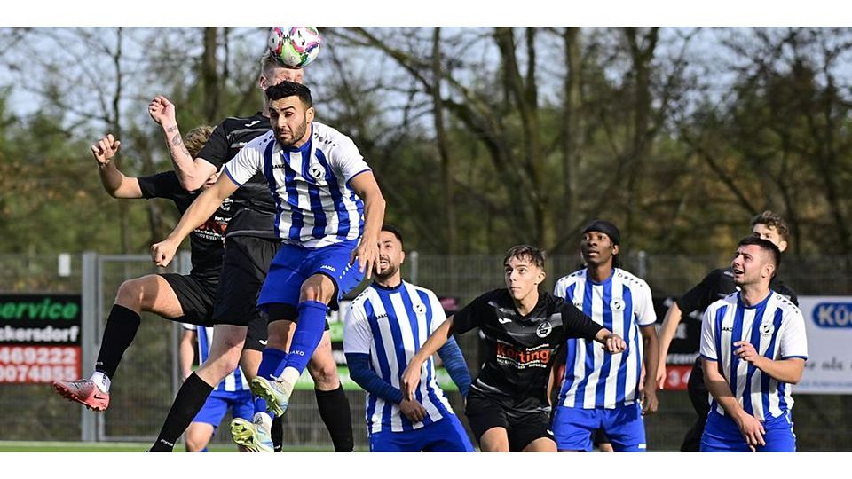 Luis Weitzel vom SSC Burg II gewinnt das Kopfballduell mit Donsbachs Firat Yaglu, setzt den Versuch aber an die Querlatte. Der Tabellenführer gewinnt gegen den SSV mit 8:1. Luis Weitzel vom SSC Burg II gewinnt das Kopfballduell mit Donsbachs Firat Yaglu, setzt den Versuch aber an die Querlatte. Der Tabellenführer gewinnt gegen den SSV mit 8:1. © Henrik Schneider