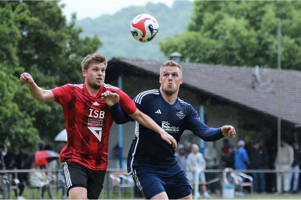 Dario Hener (rechts) im Relegationsduell gegen den TSV Höchst, traf zum Gruppenliga-Start doppelt. (Archiv)	Foto: Herbert Krämer