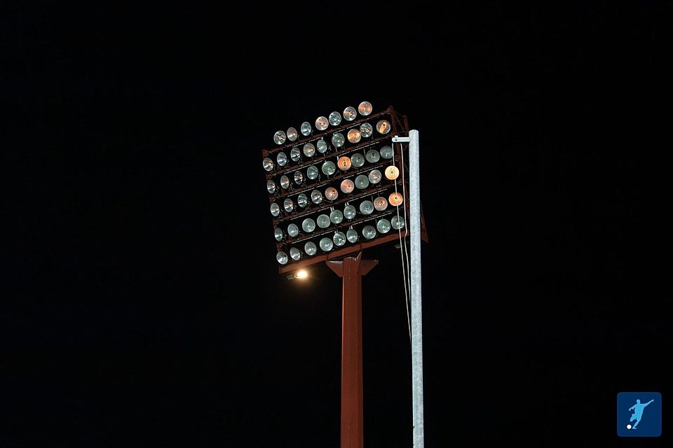 Das Licht einer der Flutlichtanlagen ist gegen den MSV Duisburg ausgefallen. Das Licht einer der Flutlichtanlagen ist gegen den MSV Duisburg ausgefallen.