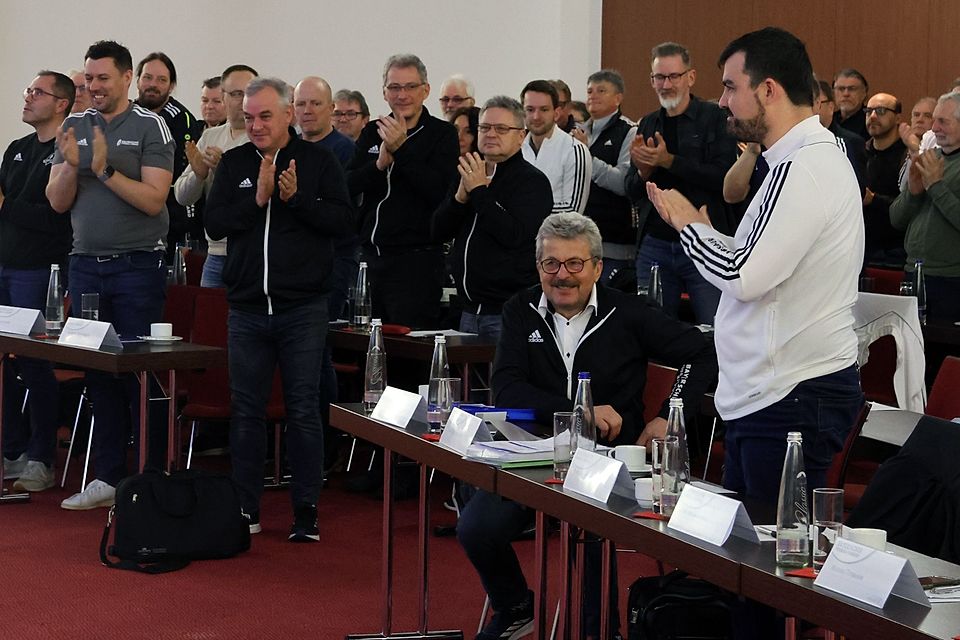 Die Ära vom aktuellen Verbandsspielleiter Josef Janker (sitzend) geht im Mai nach 16 Jahren zu Ende 