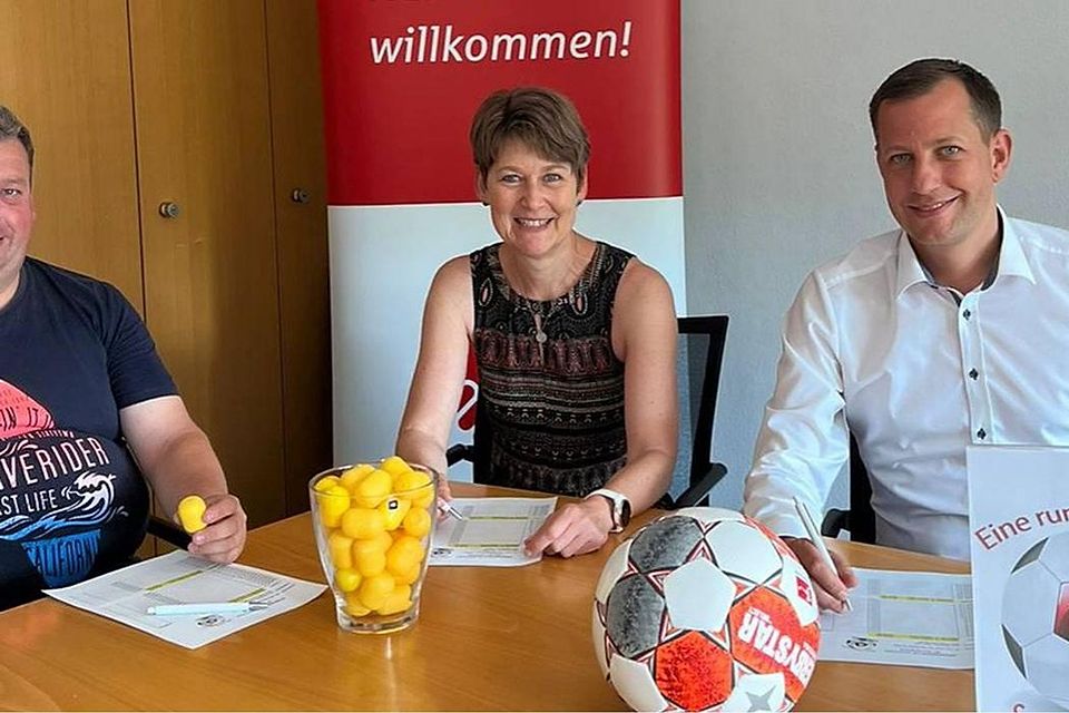 Ein bewährtes Team: Spiellleiter Willi Schuster sowie die Sparkassen-Mitarbeiter Claudia Ewald und Andreas Kratz (rechts) bei der Auslosung.