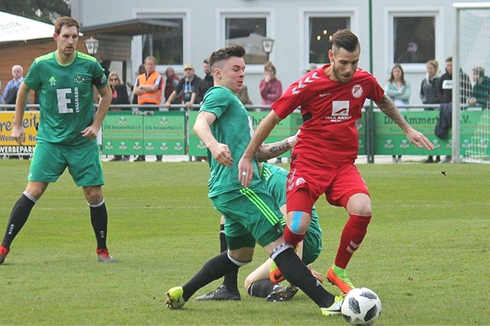 Der SV Seligenporten (rot) geht als klarer Favorit in die Begegnung mit dem TSV Karlburg.  Foto: Udo Weller