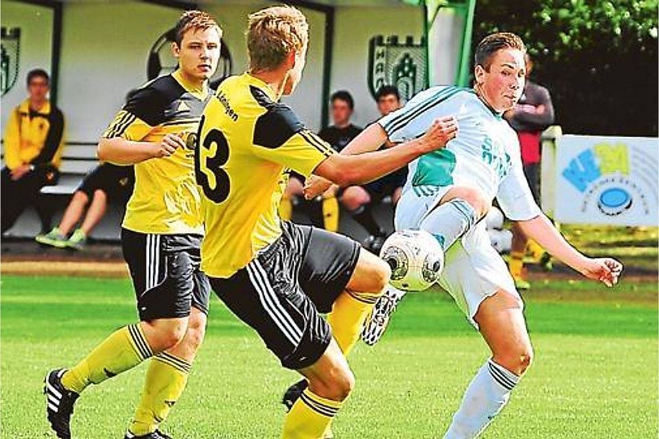 Im Hinspiel besiegte Hansa Friesoythe ? hier mit dem Doppeltorschützen Piet Risse (rechts) im Duell mit Sven Willen (Mitte) ? den Gast VfL Löningen mit 4:0. Björn Lichtfuß