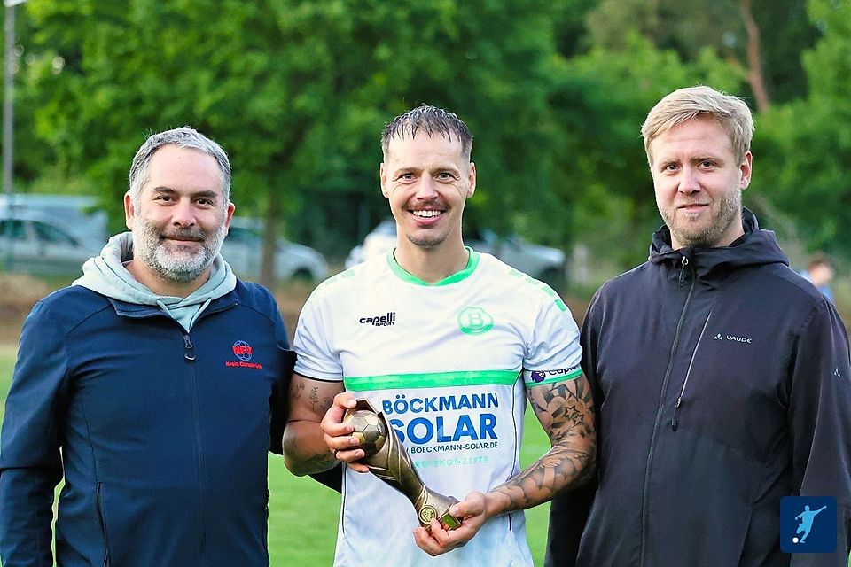 Ballsport Spielführer Marcel Hitzfeld und Vorsitzender Marcel v. Deyk sowie Angelo Pereiro (li) NFV 
