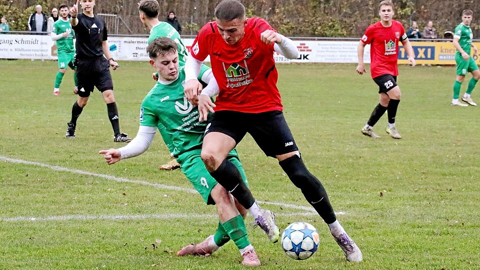 Meitingens Lukas Erhard war beim 5:0-Erfolg gegen den TSV Nördlingen II (links Daniel Gis) kaum zu stoppen.